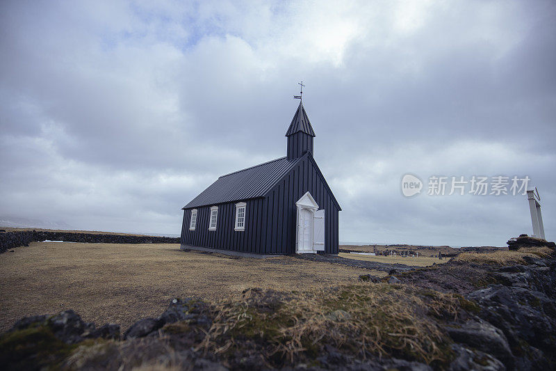 在Budir标志性的小黑色木制教堂- Búðakirkja。ISL